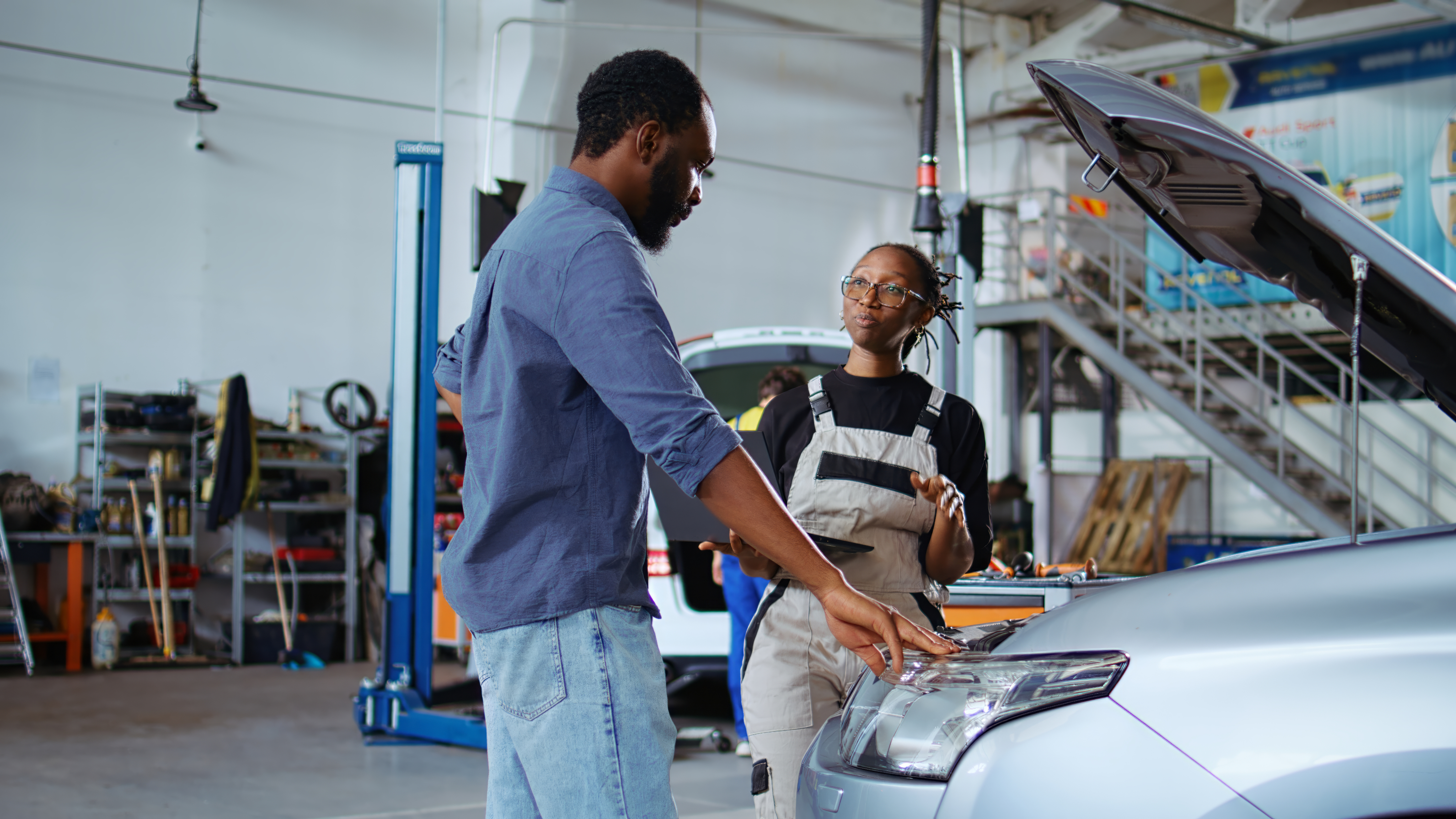 Expert consultation between a mechanic and customer